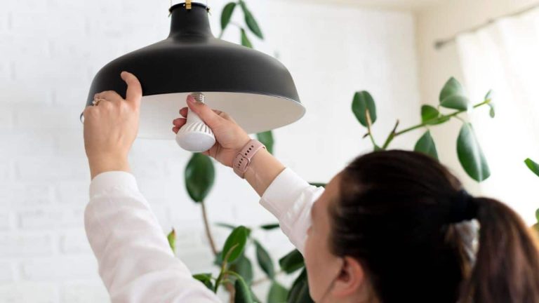 dicas para limpar as lâmpadas da sua casa